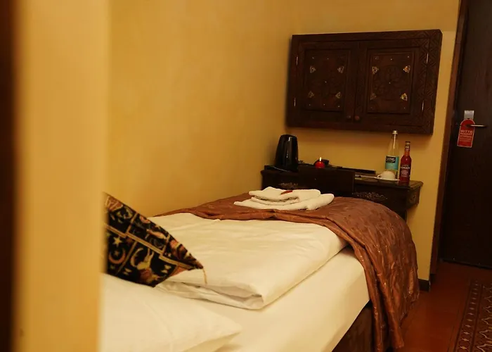 Oriental & Restaurant Hotel