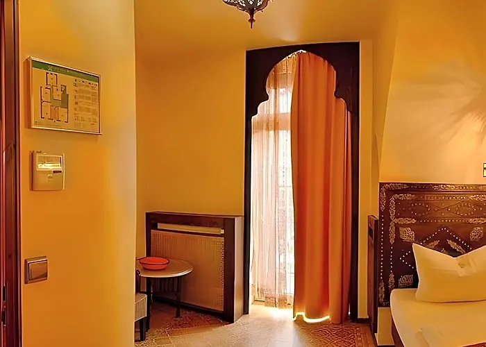 Oriental & Restaurant Hotel